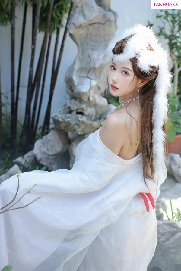   [XiuRen]高清写真图 2025.10.09 No.10843 金允希Yuki 低胸长裙第32张图片
